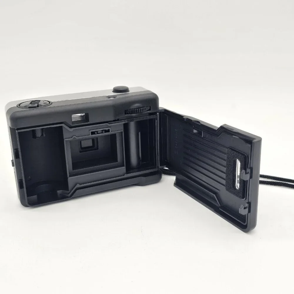 Vtg Bell Howell Point Shoot 35MM Camera Silver Focus Free 28MM Lens Black Case